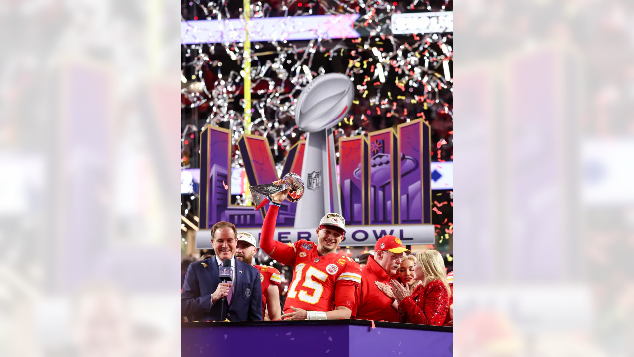 Patrick Mahomes em ação durante partida do Kansas City Chiefs