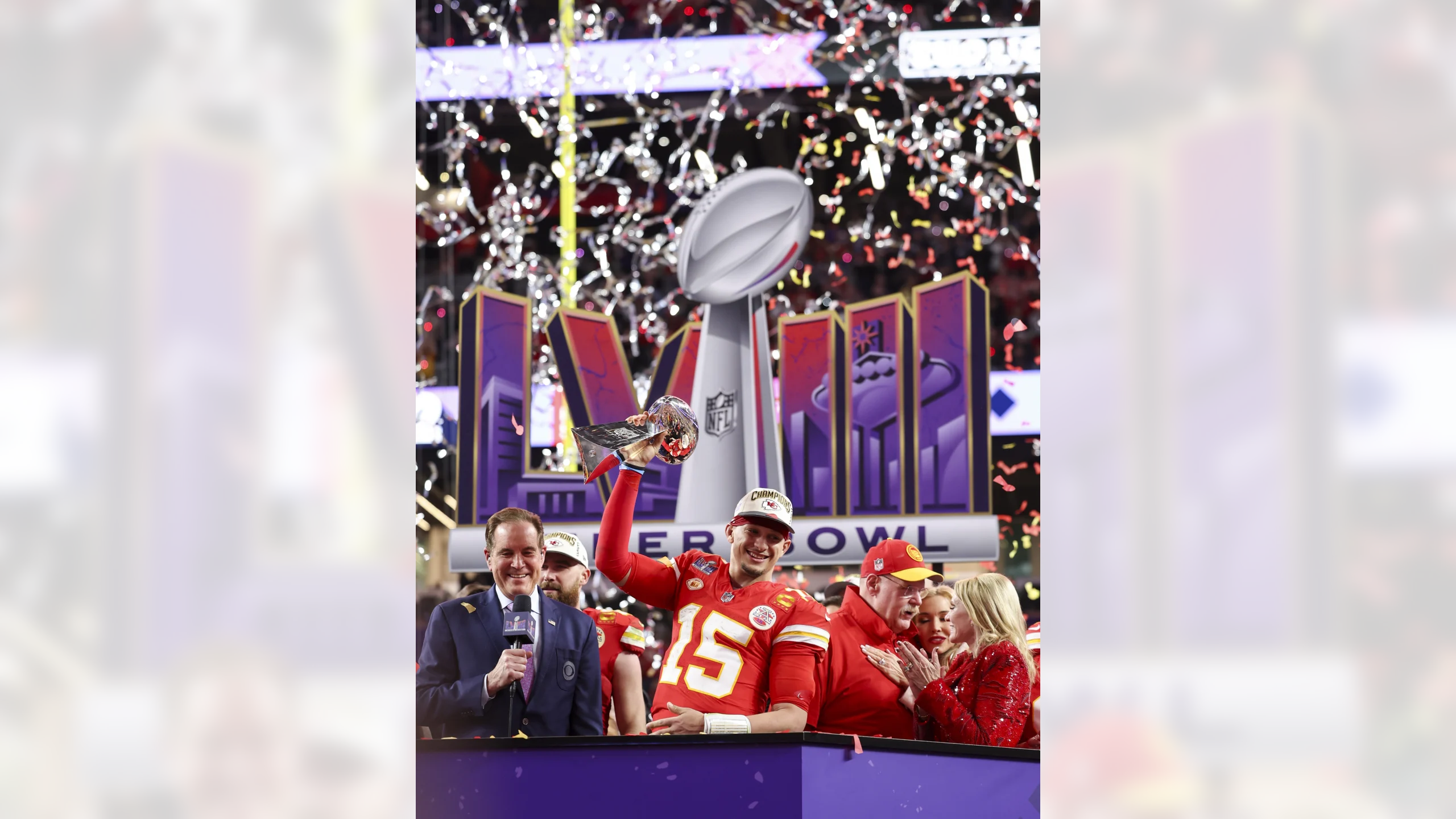 Patrick Mahomes em ação durante partida do Kansas City Chiefs